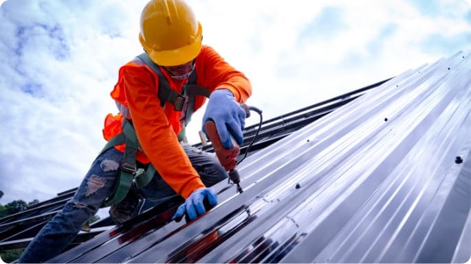 Personne en formation continue dans le bâtiment travaillant sur un toit
